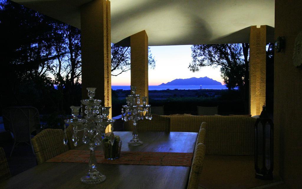 Dimora Dell'Olivastro Bed & Breakfast Фавиняна Екстериор снимка